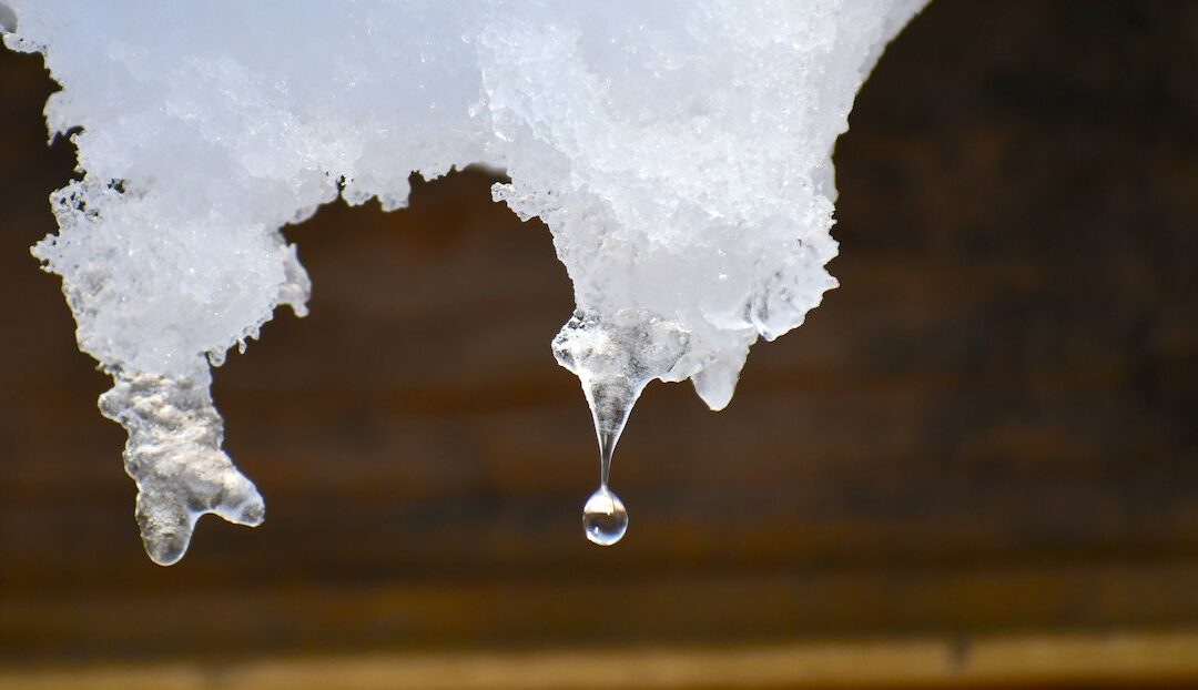 Experiencing a winter emergency roof leak? Take these 7 steps to avoid further damage.